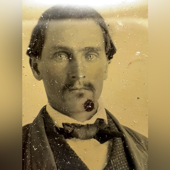 Antique Ambrotype Photo of Male with Blue Eyes - Picture 4 of 6